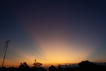 Naklejka premium Sunset sky with clouds in the evening. Beautiful sky background.