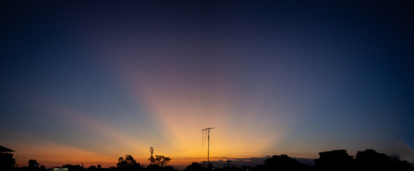 Obraz premium Sunset sky with clouds in the evening. Beautiful sky background.