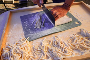 包丁でうどん生地の麵切り