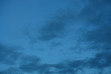Obraz premium Tranquil Evening Sky with Soft Clouds in Shades of Blue