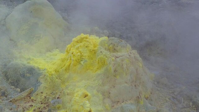 玉川温泉で噴気孔から火山ガスが噴出している様子（秋田県仙北市）