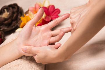 若いアジア人女性はハンドマッサージを受けている。.