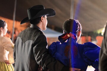 hombre de sombrero y saco ranchero