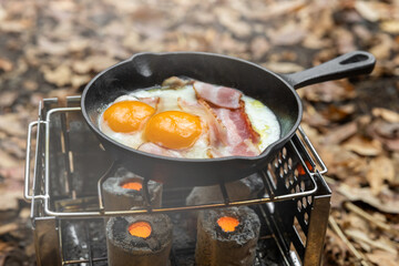 キャンプの食事　Outdoor and camping breakfast set