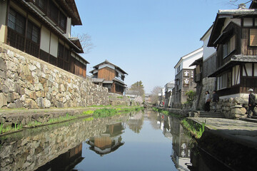 日本　近江八幡／運河（八幡堀）に反射するレトロな風景／滋賀県・3月