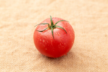 麻の布にみずみずしいトマト