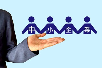 中小企業を紹介するサラリーマン