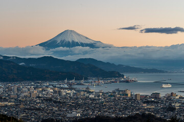 静岡市日本平から夜明けの清水港と富士山