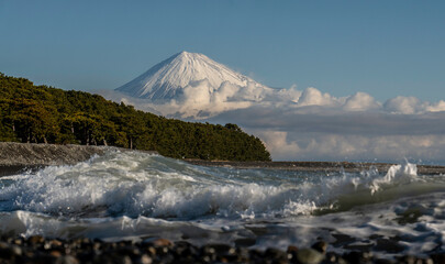 三保ノ松原から波と富士山
