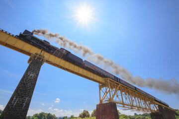 真夏の陽射しを浴びて一の戸橋梁を走る磐越西線