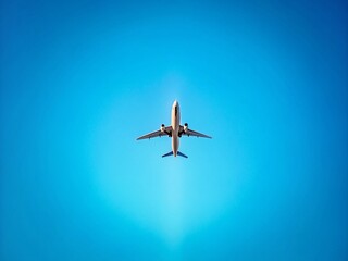 Fototapeta premium Minimalist Airplane in Sky: Travel & Vacation Banner