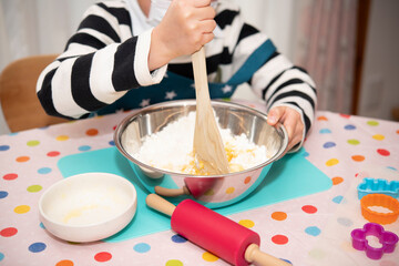 お菓子作りをする子供