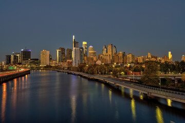 Fototapeta premium The skyline of Philadelphia with the Schuylkill River at dusk