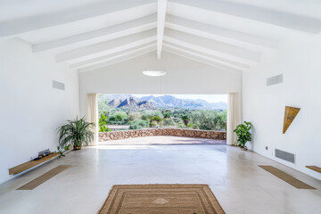 Naklejka premium Spacious modern interior with mountain views in a serene desert location