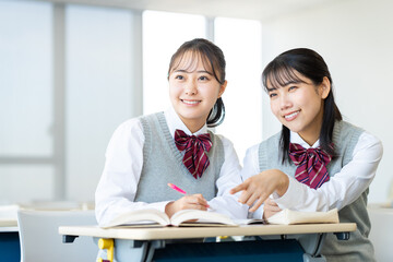 勉強する女子高生　撮影協力：学校法人電波学園　東京電子専門学校