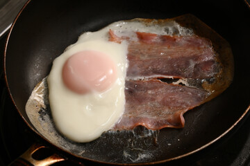 目玉焼き　キッチン　フライパン