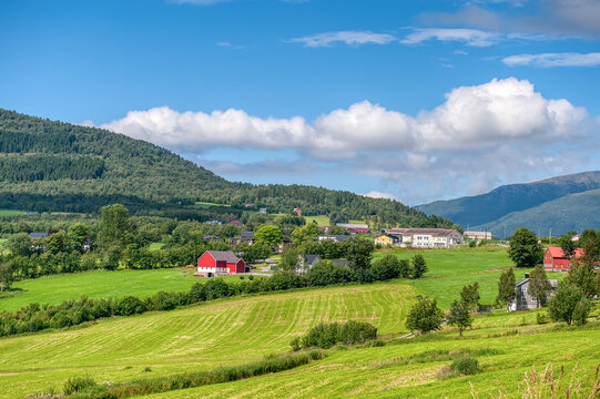 Malmefjorden is a fjord arm of Fr&aelig;nfjorden in the municipality of Hustadvika in M&oslash;re og Romsdal.