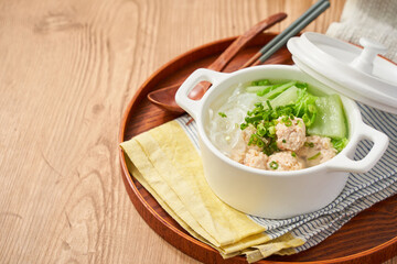 鶏団子と白菜と春雨のヘルシースープ