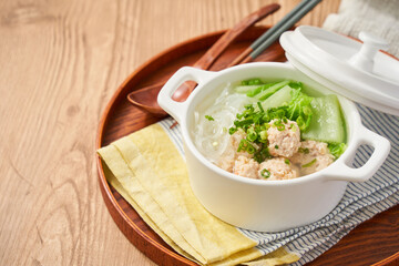 鶏団子と白菜と春雨のヘルシースープ