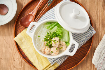 鶏団子と白菜と春雨のヘルシースープ
