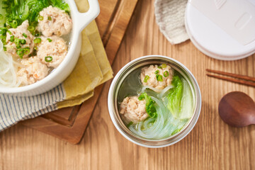 鶏団子と白菜と春雨のヘルシースープ