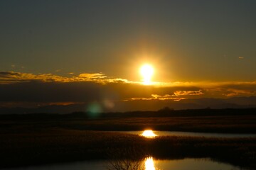 幻想的な冬の河川　夕景
