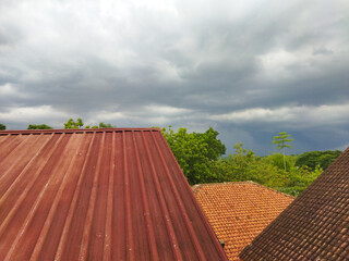 Naklejka premium Beautiful view of the sky above the building