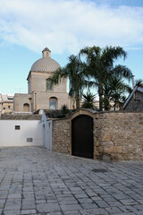 Cortile pugliese con palma 