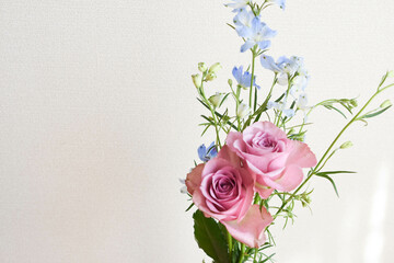薔薇とデルフィニウム