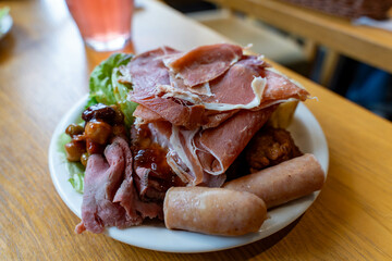 お肉の盛り合わせ（Assorted meats）