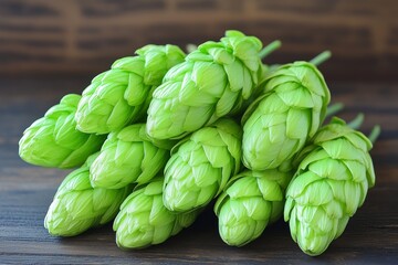 Obraz premium Freshly harvested hops lie on a dark wooden surface, ready for the brewing process