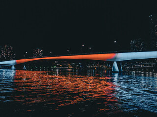 Naklejka premium Brisbane City at Night: Illuminated Skyline and Vibrant Urban Landscape. Queensland. Australia