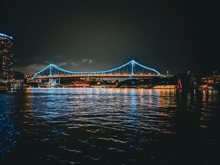 Obraz premium Brisbane City at Night: Illuminated Skyline and Vibrant Urban Landscape. Queensland. Australia