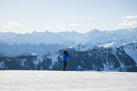 Solo skier in Kitzb&uuml;hel with breathtaking alpine mountain views