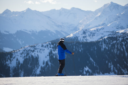 Solo skier in Kitzb&uuml;hel with breathtaking alpine mountain views