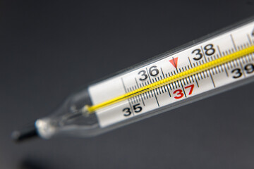 Obraz premium Medical thermometer for examining human body temperature. 