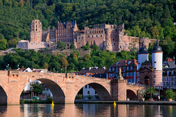 Blick über den Neckar auf die Altstadt von Heidelberg mit Schloss und Alter Brücke im UNESCO Geopark Neckartal, Bergstraße, Odenwald, Baden-Württemberg, Deutschland, Europa.