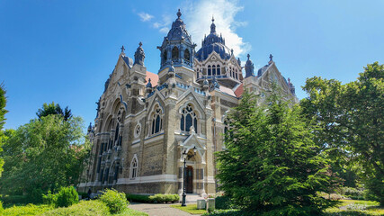 Obraz premium Stunning architectural shot of the Subotica Synagogue in Serbia, ideal for Hanukkah themes and illustrating cultural heritage