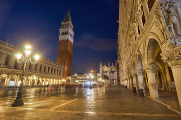 Obraz premium St Mark square in the first rays of sun at sunrise, Venice