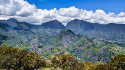 Vue sur le Cirque de Salazie et le piton d'Anchaing, La R&eacute;union.