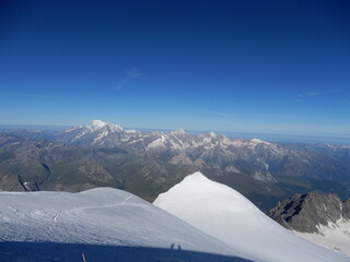 unten der Grand Combin du Valsorey 4186m, darüber  in der Ferne die Aiguille Verte 4122m, Aiguille...