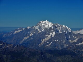 Mont Blanc 4809m (höchster Berg der Alpen) mit Mont Maudit 4465m, Mont Blanc du Tacul 4248m, Grandes Jorasses 4208m, Mont Blanc du Courmayeur 4748m