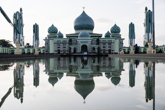 An-Nur Great Mosque is the largest mosque in Pekanbaru and has an architectural style that combines Malay, Arabic, Turkish and Indian.