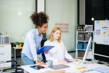 Obraz premium Female discussing new project with male colleague. Young woman talking