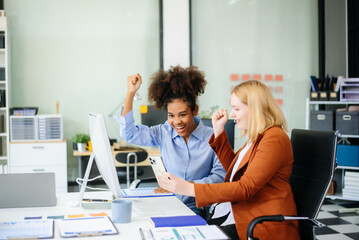 Obraz premium Female discussing new project with male colleague. Young woman talking