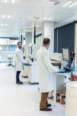 Obraz premium Scientists working with advanced equipment in modern laboratory 