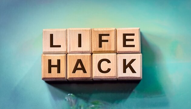  lifehackの文字が書かれた木製のキューブブロック。
