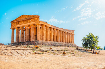 Obraz premium The greek temple of Temple of Concordia in the Valley of the Temples, Agrigento, Sicily.