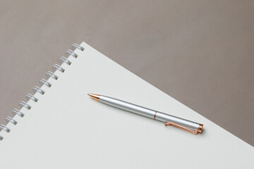 Clean mockup design featuring a blank note and pen on a warm brown backdrop, ideal for showcasing ideas.