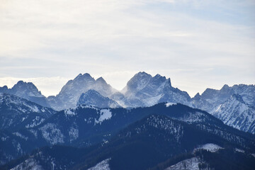 Obraz premium Snow-Dusted High Tatras Mountain Peaks with Misty Alpine Air
